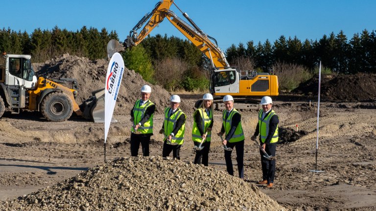 From left to right: Mayor Josef Schäffler, Arndt Kolbe, Monika Cabero ...